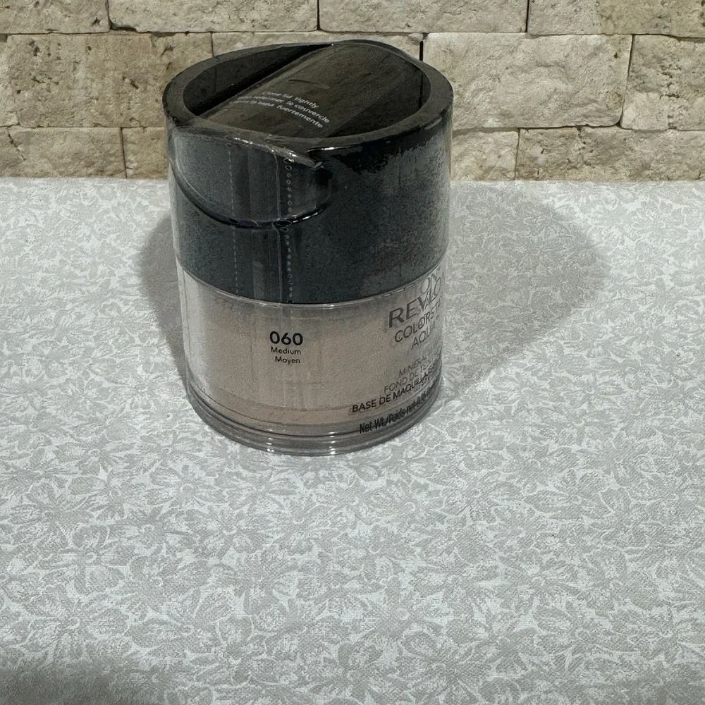 Revlon Colorstay Aqua Mineral Makeup- 0.35 OZ / 9.9g - 060 Medium SPF 13 SEALED